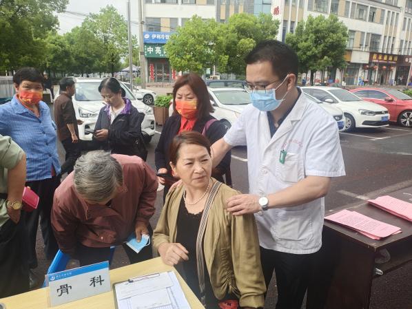 百姓健康系我心，黨員服務進社區(qū)