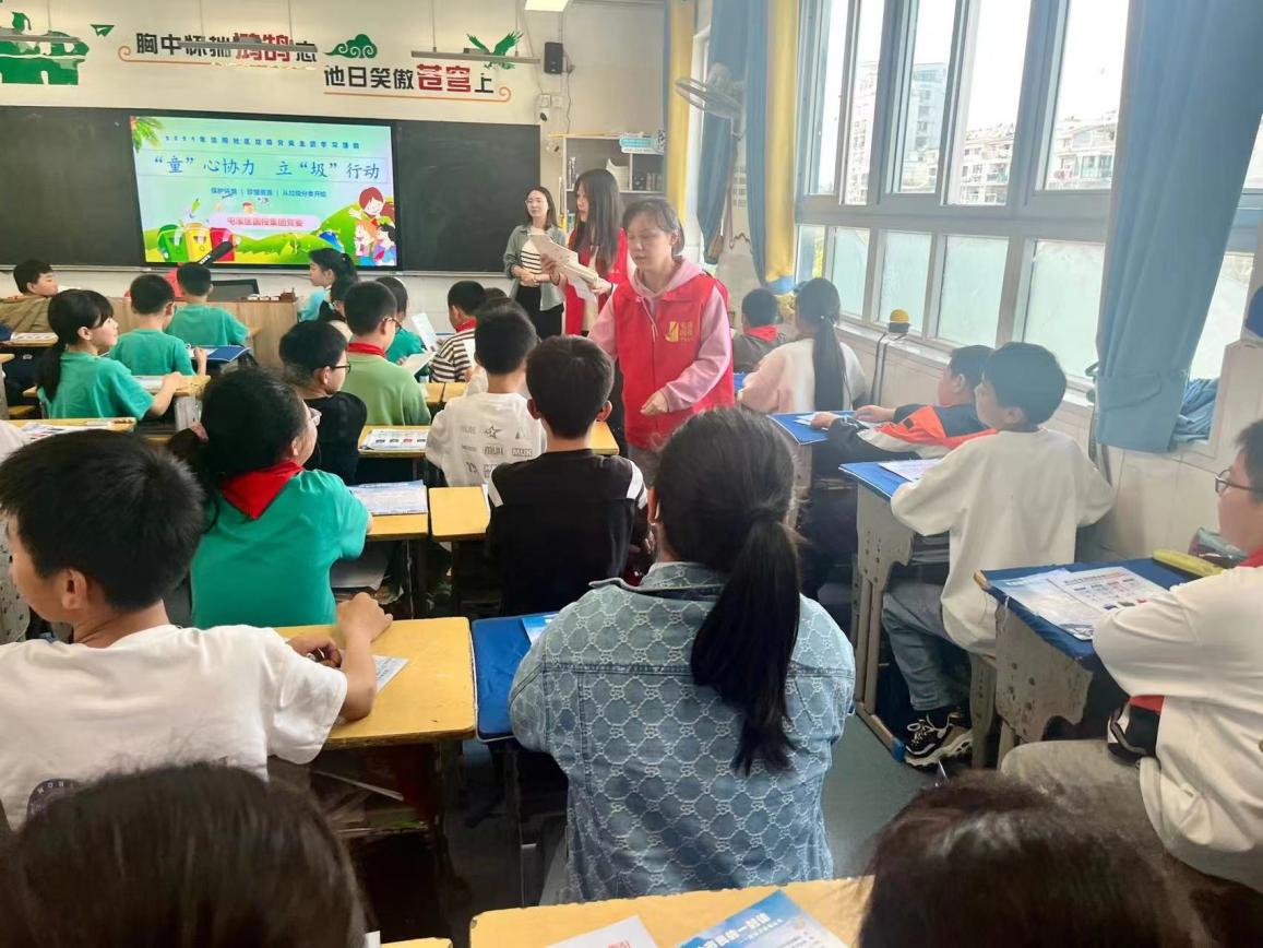 “攜手共筑美好家園”——開(kāi)展垃圾分類(lèi)宣傳、小區(qū)衛(wèi)生整治志愿者活動(dòng)